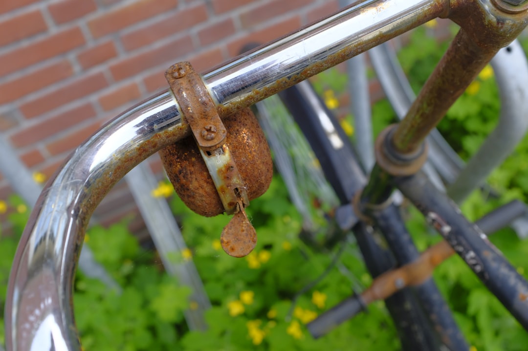 Proper bike locking technique diagram